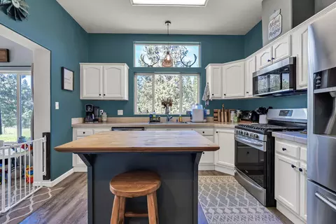 Kitchen - 29312 Day Rd, Mcarthur, CA 96056 photo 5 of 7