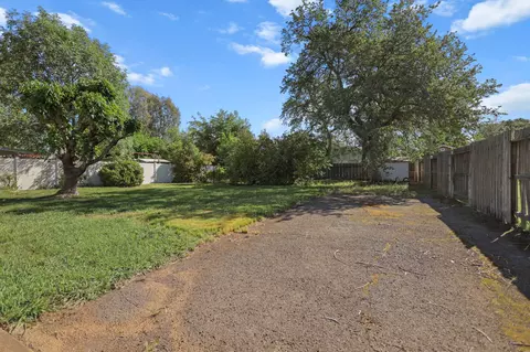 Exterior - 2631 Alfreda Way, Redding, CA 96002 photo 5 of 6