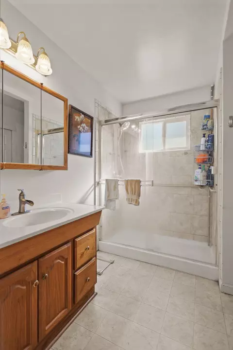 Bath - 2631 Alfreda Way, Redding, CA 96002 photo 1 of 1