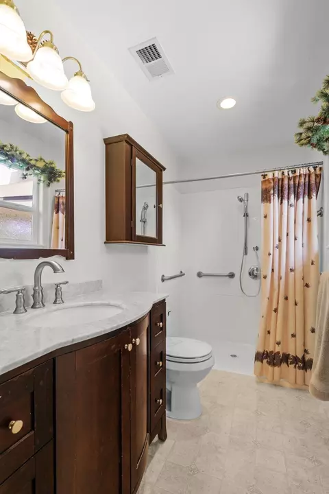 Bath - 6935 Granada Dr, Redding, CA 96002 photo 4 of 5