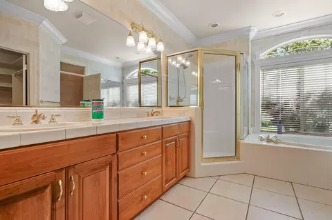 Bath - 3052 Clear Water Ct, Redding, CA 96002 photo 3 of 5