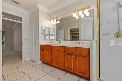 Bath - 3052 Clear Water Ct, Redding, CA 96002 photo 5 of 5