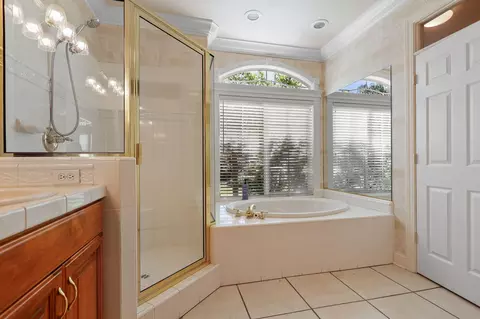 Bath - 3052 Clear Water Ct, Redding, CA 96002 photo 4 of 5