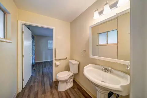 Bath - 920 Hallmark Dr, Redding, CA 96001 photo 1 of 3