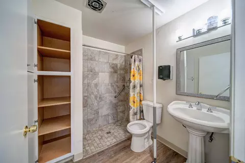 Bath - 920 Hallmark Dr, Redding, CA 96001 photo 2 of 3