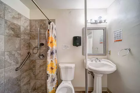 Bath - 920 Hallmark Dr, Redding, CA 96001 photo 3 of 3