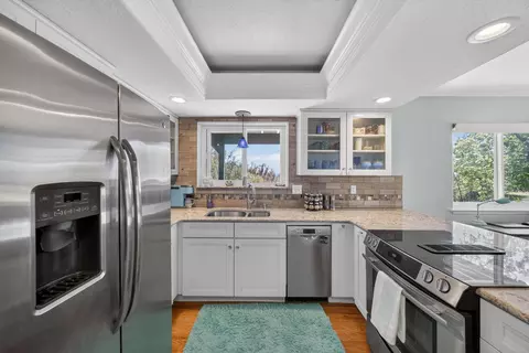 Kitchen - 14385 Sundown Dr, Redding, CA 96003 photo 3 of 4