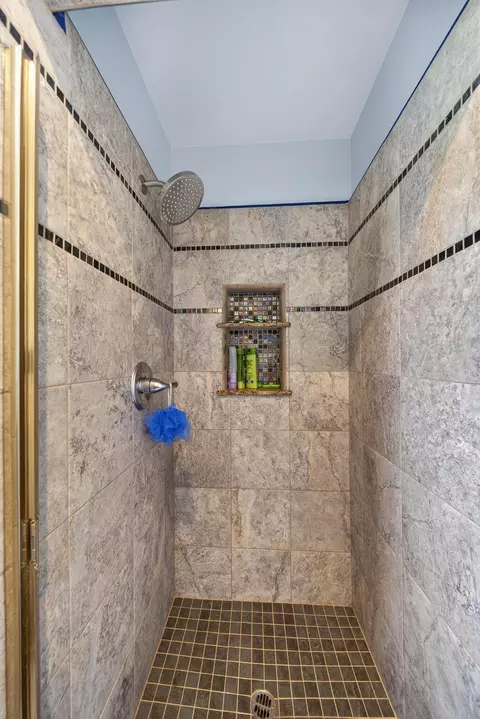 Bath - 14385 Sundown Dr, Redding, CA 96003 photo 3 of 3