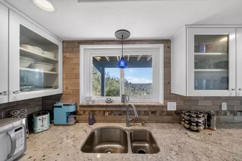 Kitchen - 14385 Sundown Dr, Redding, CA 96003 photo 4 of 4
