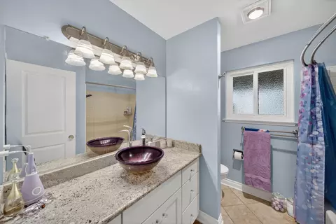 Bath - 14385 Sundown Dr, Redding, CA 96003 photo 1 of 3