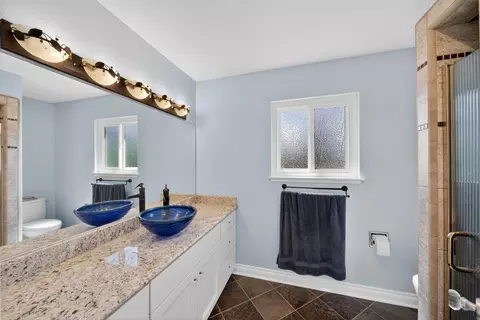Bath - 14385 Sundown Dr, Redding, CA 96003 photo 2 of 3