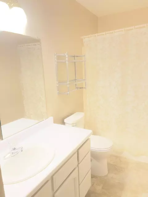 Bath - 1830 Del Mar Ave, Redding, CA 96003 photo 1 of 3