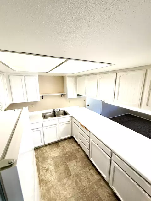 Kitchen - 1830 Del Mar Ave, Redding, CA 96003 photo 2 of 4