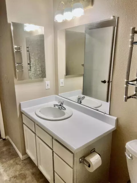 Bath - 1830 Del Mar Ave, Redding, CA 96003 photo 2 of 3