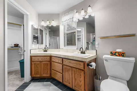 Bath - 3086 Henrys Fork Dr, Redding, CA 96002 photo 1 of 2