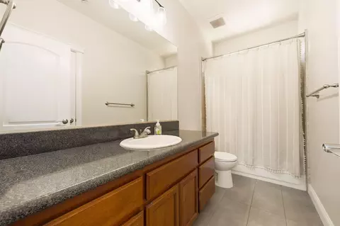 Bath - 542 El Mango Dr, Redding, CA 96003 photo 5 of 6