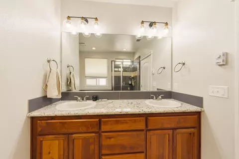 Bath - 542 El Mango Dr, Redding, CA 96003 photo 4 of 6