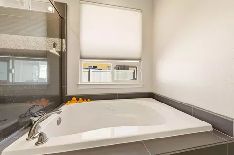Bath - 542 El Mango Dr, Redding, CA 96003 photo 2 of 6