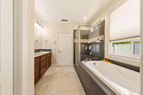 Bath - 542 El Mango Dr, Redding, CA 96003 photo 3 of 6