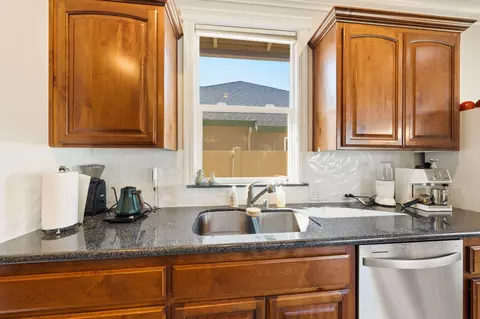 Kitchen - 542 El Mango Dr, Redding, CA 96003 photo 3 of 5