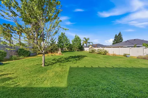 Exterior - 542 El Mango Dr, Redding, CA 96003 photo 4 of 9