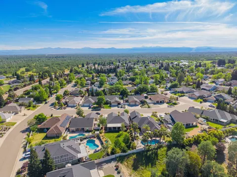 View/Area - 542 El Mango Dr, Redding, CA 96003 photo 3 of 4