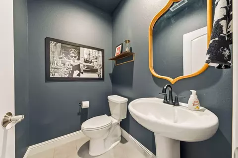 Bath - 542 El Mango Dr, Redding, CA 96003 photo 6 of 6