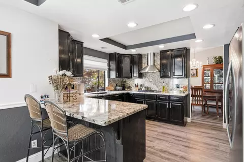 536 Country Oak Dr, Redding, CA 96003