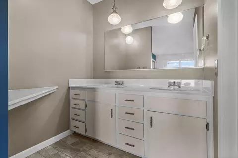 Bath - 11131 Sara Dr, Redding, CA 96003 photo 5 of 10