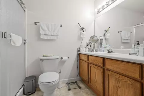 Bath - 732 Stonebriar Trl, Redding, CA 96003 photo 1 of 2