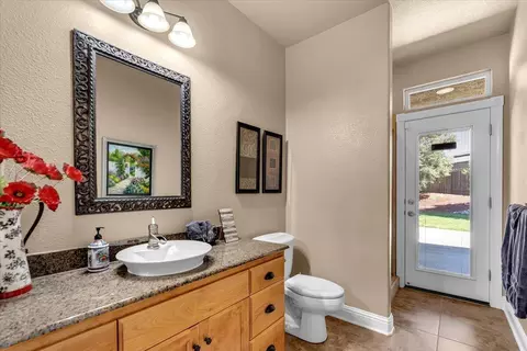 Bath - 3647 Laver Ct, Redding, CA 96002 photo 4 of 5