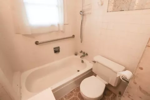 Bath - 734 Douglass St, Red Bluff, CA 96080 photo 1 of 1