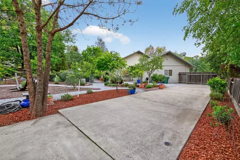 Exterior - 11456 Wales Dr, Redding, CA 96003 photo 5 of 12