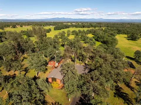 11385 Easy St, Redding, CA 96003