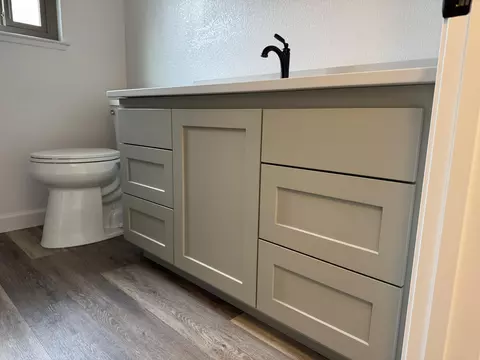 Bath - 1785 Soda Springs Cir, Redding, CA 96002 photo 2 of 4