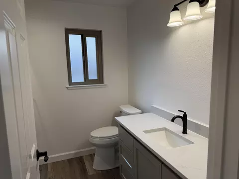 Bath - 1785 Soda Springs Cir, Redding, CA 96002 photo 3 of 4