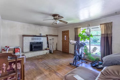 Living - 2914 Yana Ave, Redding, CA 96002 photo 4 of 4