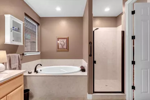 Bath - 6126 Lucca Trl, Redding, CA 96003 photo 2 of 4