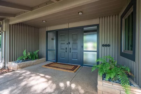 Entry Way - 865 Hallmark Dr, Redding, CA 96001 photo 1 of 2