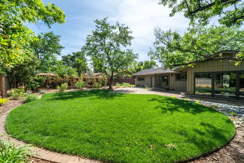 Exterior - 865 Hallmark Dr, Redding, CA 96001 photo 14 of 32