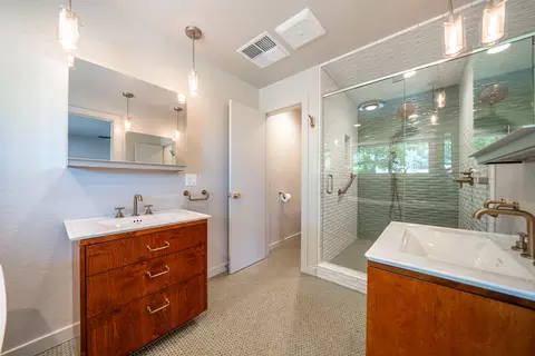 Bath - 865 Hallmark Dr, Redding, CA 96001 photo 2 of 5