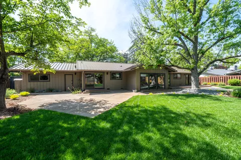 Exterior - 865 Hallmark Dr, Redding, CA 96001 photo 16 of 32