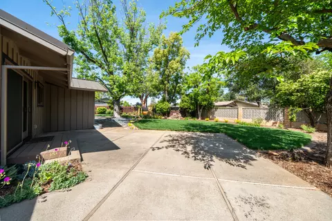 Exterior - 865 Hallmark Dr, Redding, CA 96001 photo 11 of 32