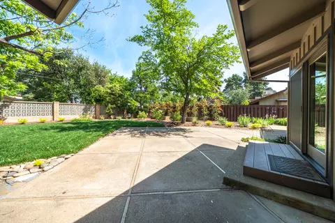 Exterior - 865 Hallmark Dr, Redding, CA 96001 photo 7 of 32