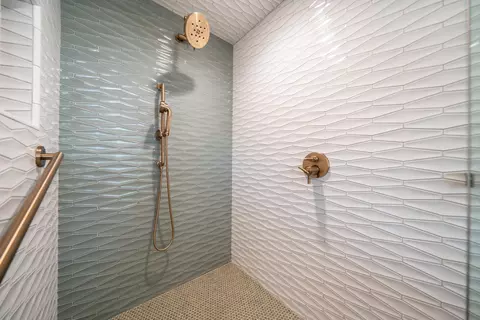 Bath - 865 Hallmark Dr, Redding, CA 96001 photo 5 of 5