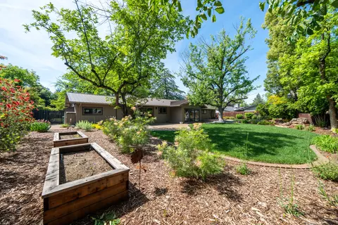 Exterior - 865 Hallmark Dr, Redding, CA 96001 photo 29 of 32