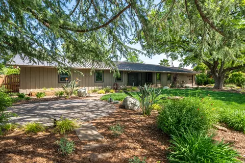 Exterior - 865 Hallmark Dr, Redding, CA 96001 photo 4 of 32
