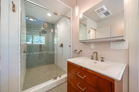 Bath - 865 Hallmark Dr, Redding, CA 96001 photo 3 of 5