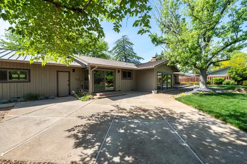 Exterior - 865 Hallmark Dr, Redding, CA 96001 photo 10 of 32