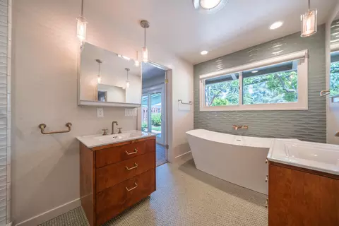 Bath - 865 Hallmark Dr, Redding, CA 96001 photo 4 of 5